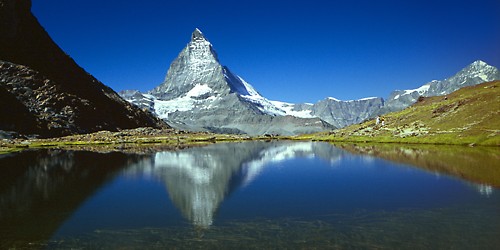 Matterhorn spiegelt sich im Riffelsee