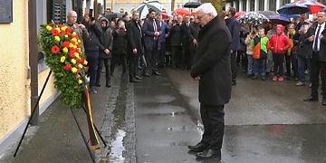 Frank-Walter Steinmeier am Kranz