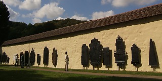 Klostermauer mit Epitaphien